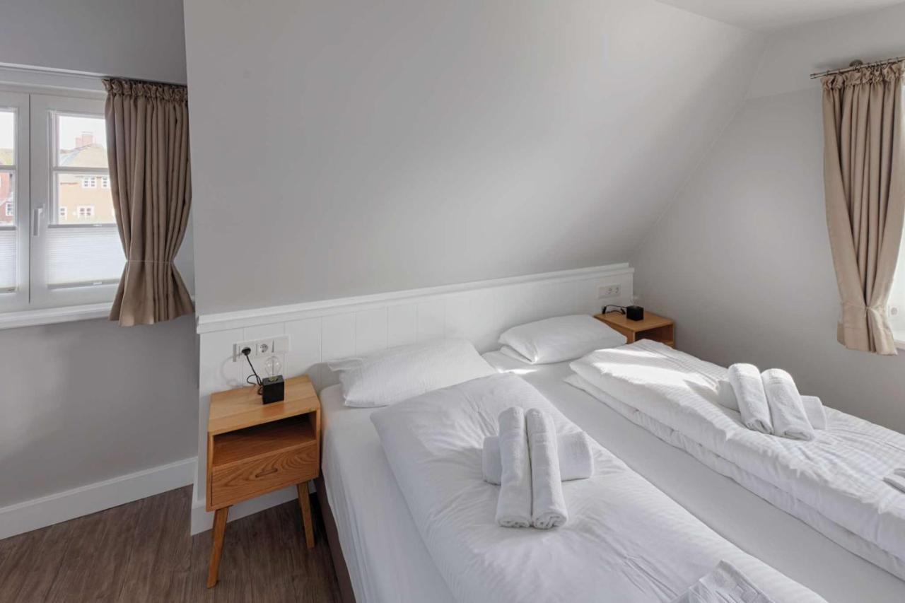 Rantum Dorf - Ferienappartments Im Reetdachhaus 1& 2 *
